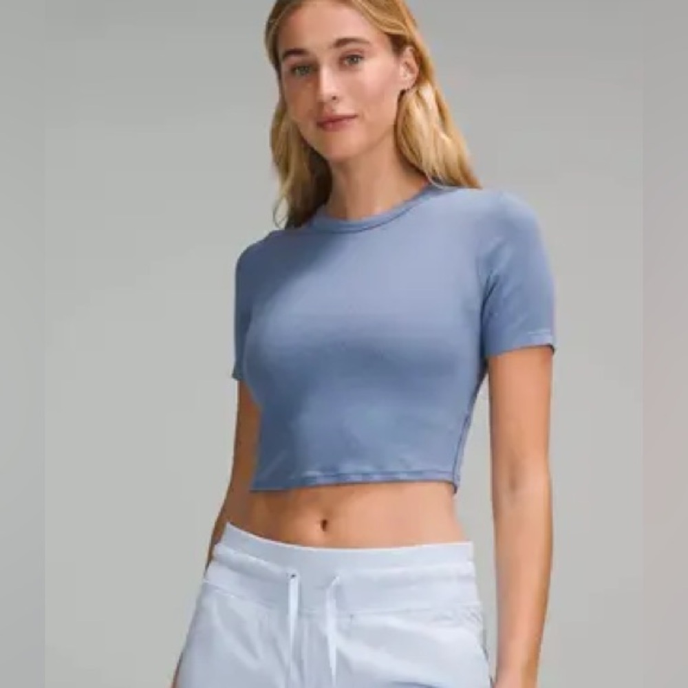lululemon athletica hold tight cropped tee in oasis blue size 6